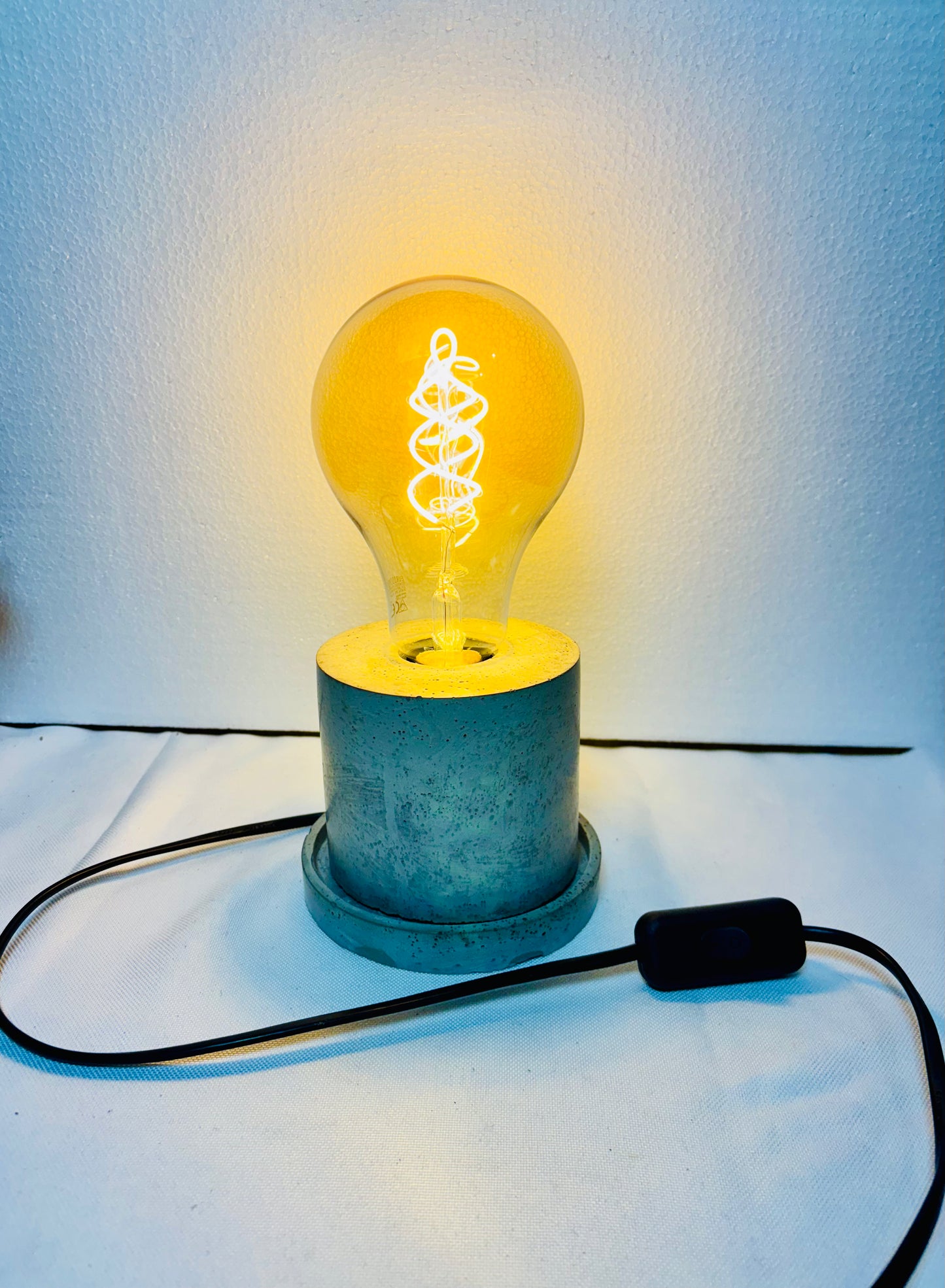 Lampka betonowa z żarówką