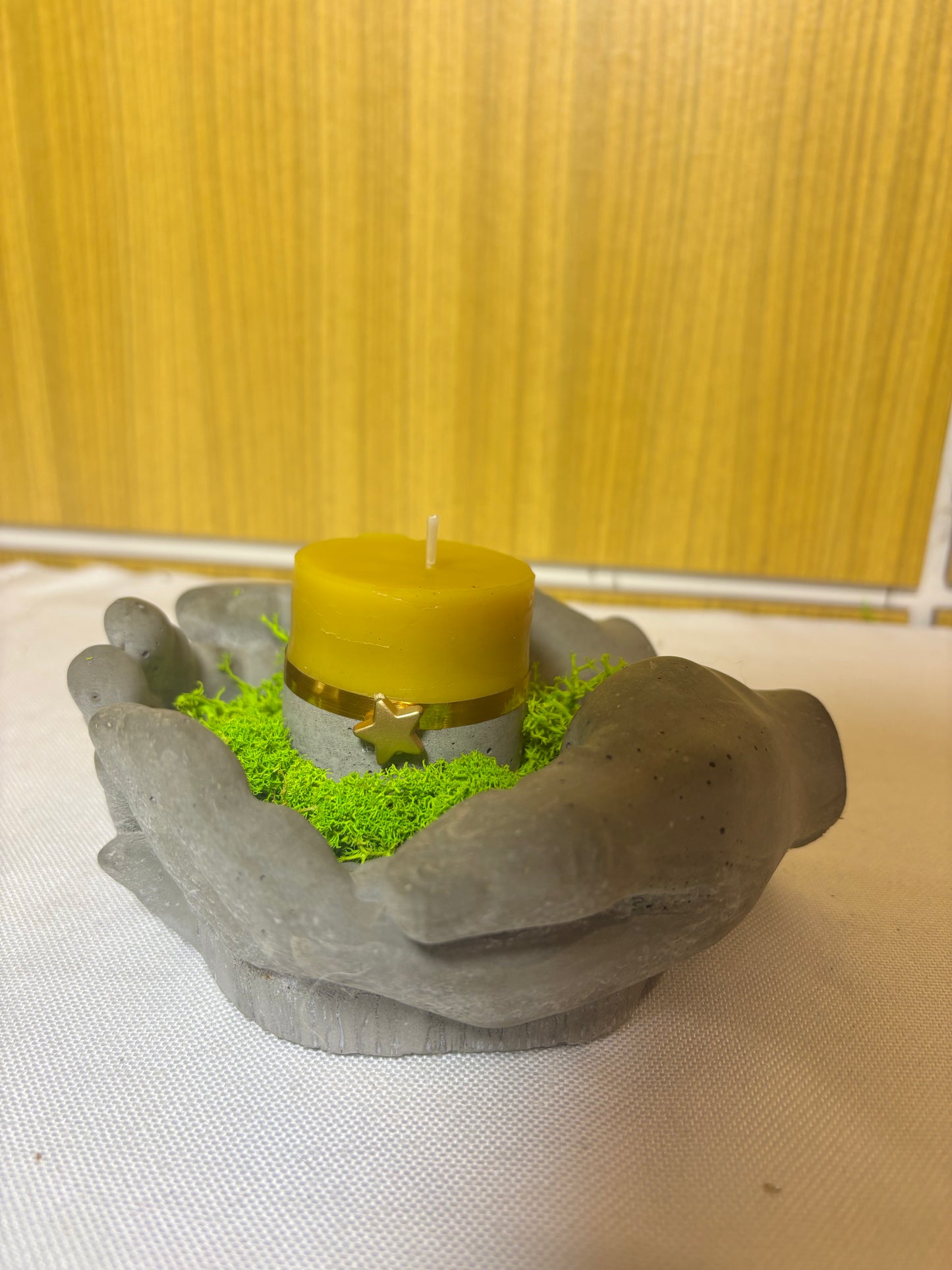 Świeczka z woskiem pszczelim na dłoni