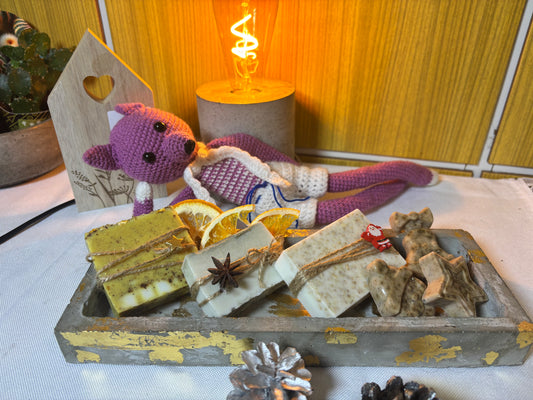 Świąteczny zestaw mydełek na betonowej podstawce